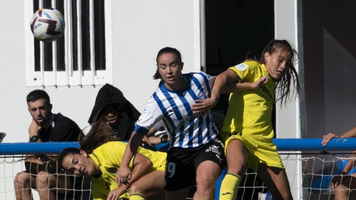 Sara Carrillo pelea con dos jugadoras del Villarreal en el partido de este sábado