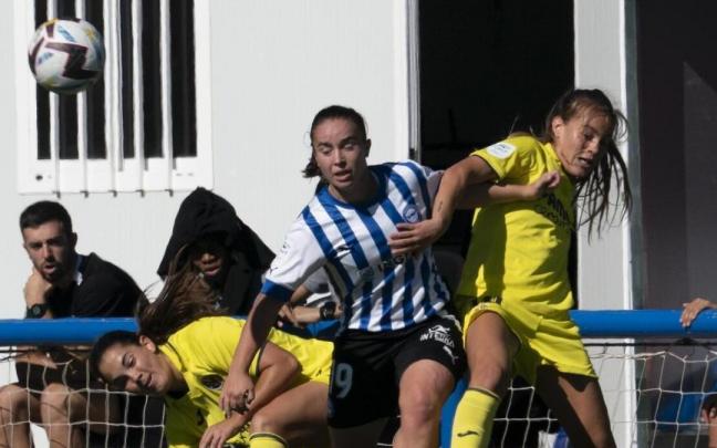 Sara Carrillo pelea con dos jugadoras del Villarreal en el partido de este sábado Sara Carrillo pelea con dos jugadoras del Villarreal en el partido de este sábado