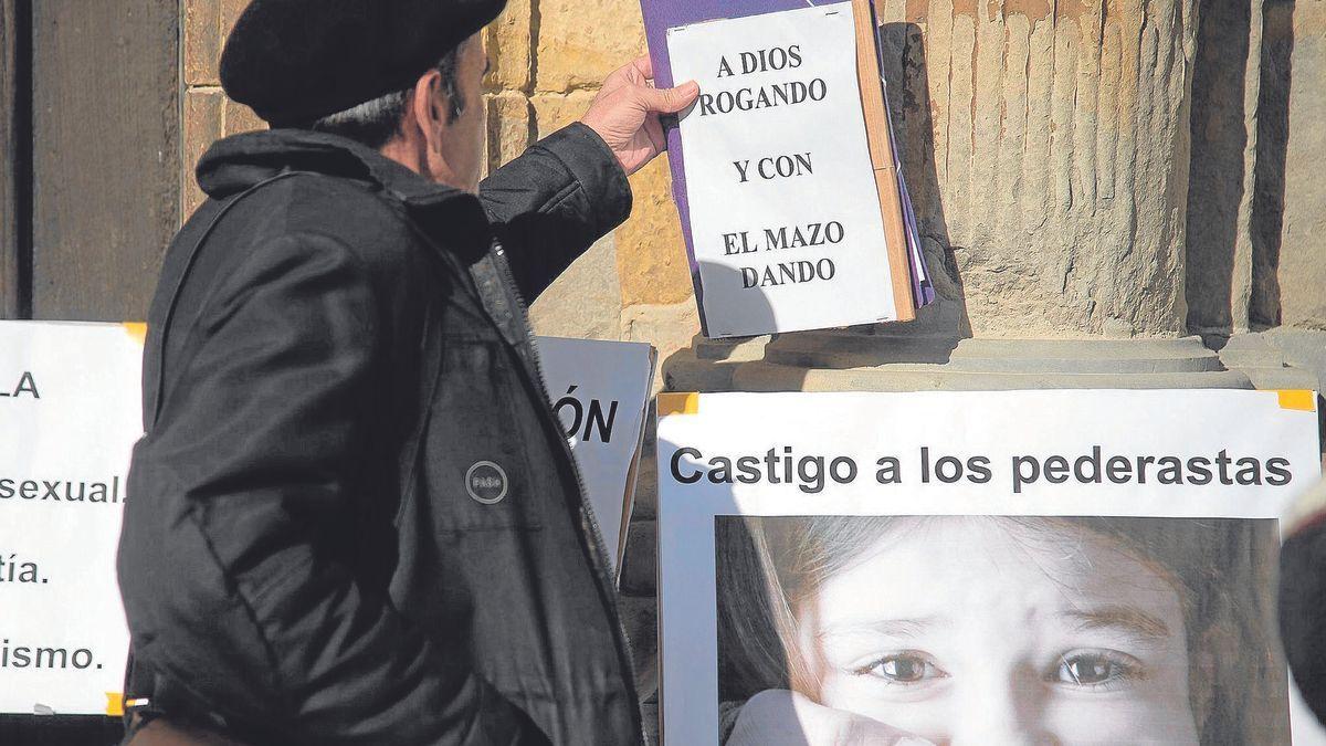 Un miembro de la asociación de víctimas de Navarra, en una concentración ante el Arzobispado.