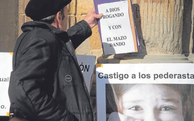 Un miembro de la asociación de víctimas de Navarra, en una concentración ante el Arzobispado. Un miembro de la asociación de víctimas de Navarra, en una concentración ante el Arzobispado.