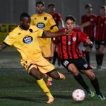 I&ntilde;igo L&oacute;pez conduce en el bal&oacute;n en el partido de Copa que enfrent&oacute; al Arenas con el Lugo