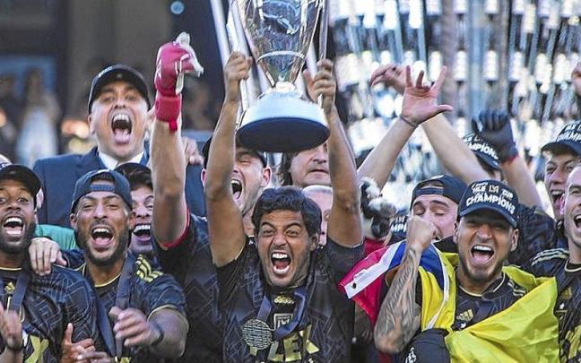 Vela levanta el trofeo que acredita a su club como ganador de liga. | FOTO: EFE