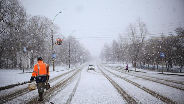 Un coche circula por una v&iacute;a nevada.