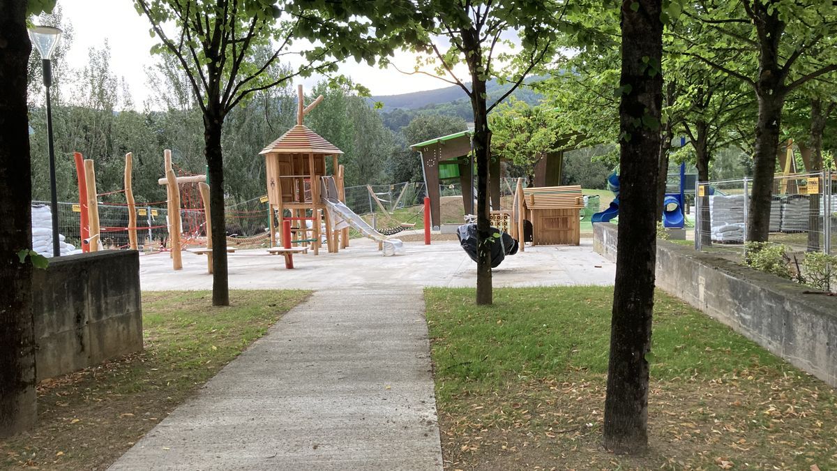 El nuevo parque está listo, a falta de colocar el suelo de seguridad de caucho.