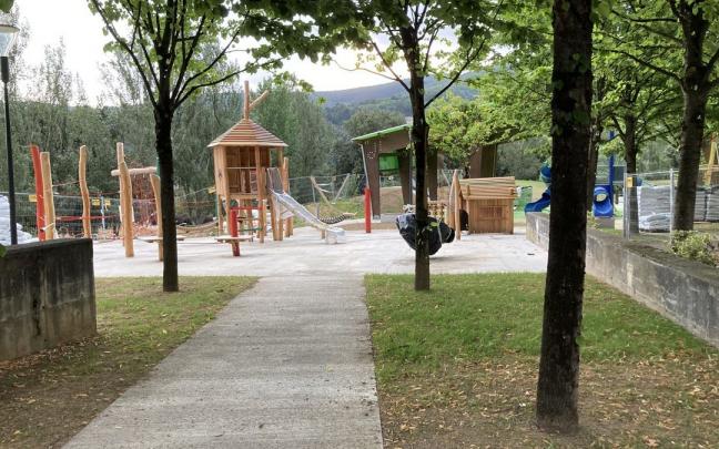 El nuevo parque está listo, a falta de colocar el suelo de seguridad de caucho.