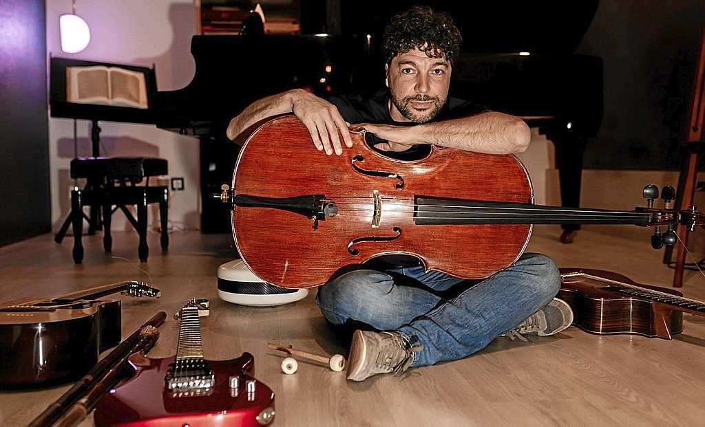 El compositor madrileño está nominado a los Goya por la banda sonora de ‘Las niñas de cristal’.