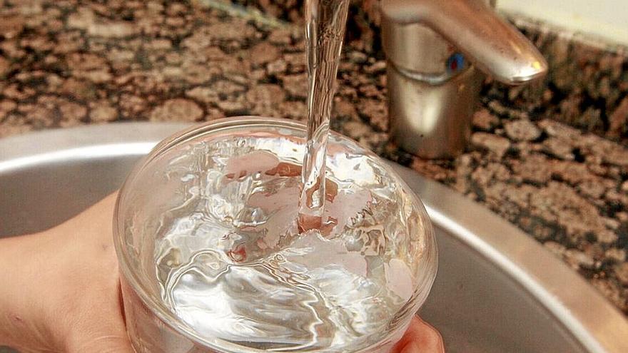 Un vaso de agua del grifo para beber.