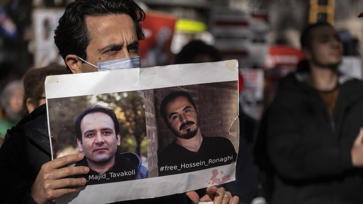 Concentración para exigir la puesta en libertad de varios detenidos desde el inicio de las protestas en Irán.