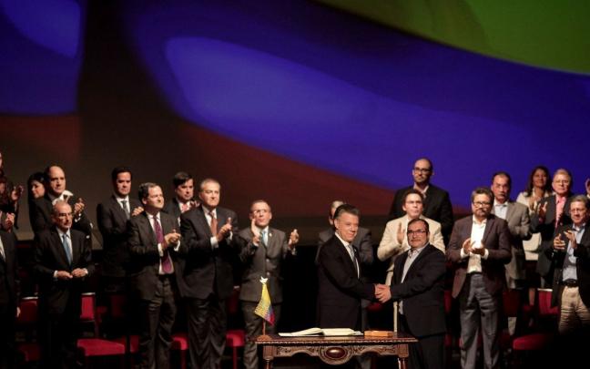 Firma de los acuerdos de paz en La Habana. Firma de los acuerdos de paz en La Habana.