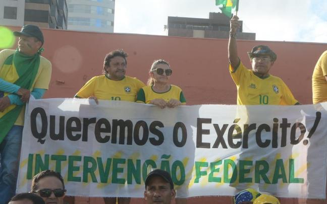 Un grupo de seguidores de Jair Bolsonaro pide la intervención del Ejército tras su derrota en las elecciones. Un grupo de seguidores de Jair Bolsonaro pide la intervención del Ejército tras su derrota en las elecciones.