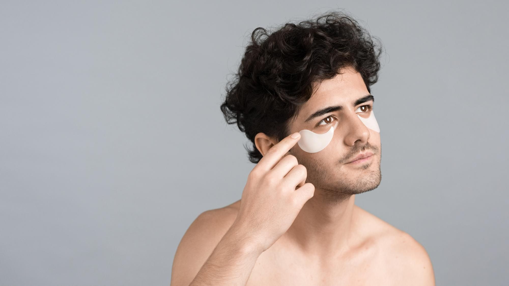Un hombre se aplica un tratamiento para la piel de rostro.