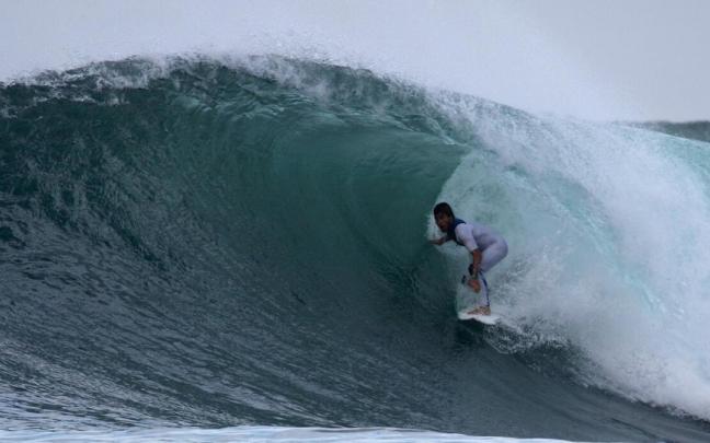 El surfista Aritz Aranburu en Mundaka.