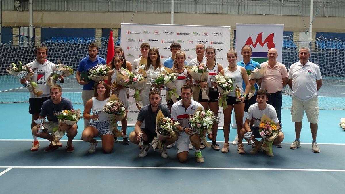 Los campeones y subcampeones del Campeonato Navarro de Tenis en San Juan