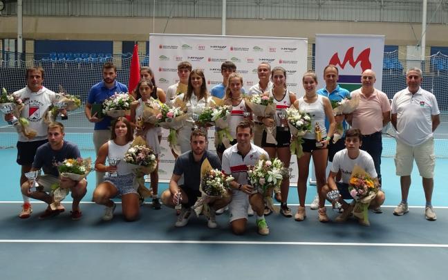 Los campeones y subcampeones del Campeonato Navarro de Tenis en San Juan