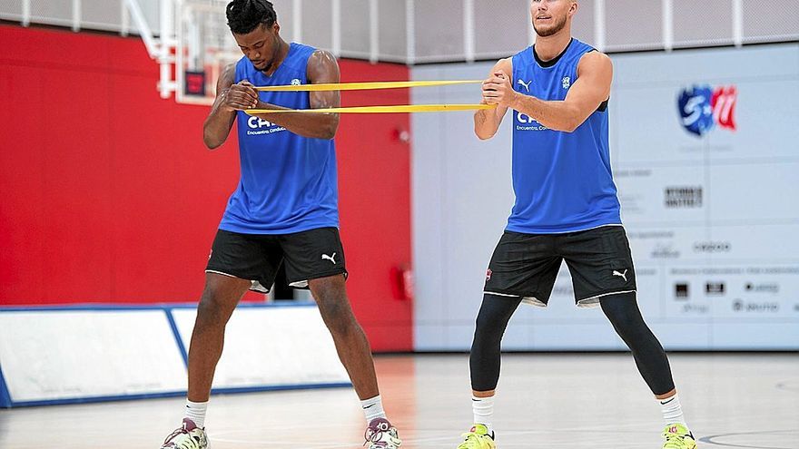 Tadas Sedekerskis realiza un ejercicio junto a su compañero Steven Enoch, durante un entrenamiento de esta pretemporada. | FOTOS: BASKONIA