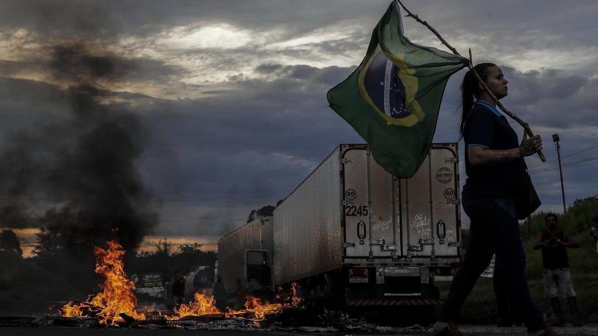 Los partidarios de Bolsonaro mantienen bloqueadas cientos de carreteras.
