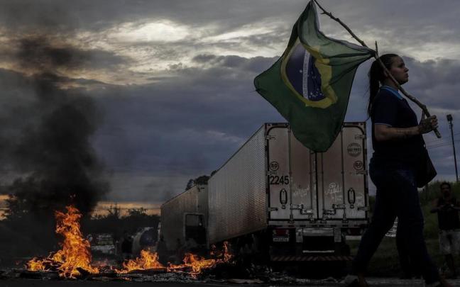 Los partidarios de Bolsonaro mantienen bloqueadas cientos de carreteras. Los partidarios de Bolsonaro mantienen bloqueadas cientos de carreteras.