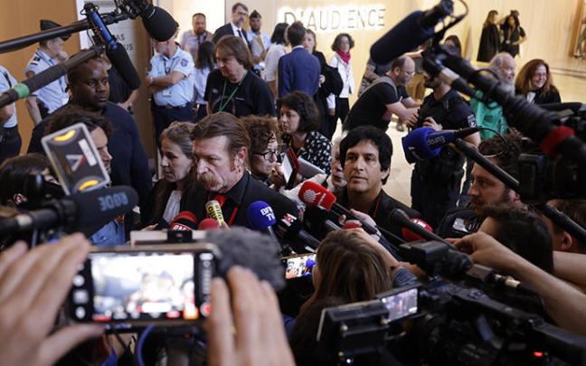 El líder de Eagles of Death Metal a su llegada al juicio. El líder de Eagles of Death Metal a su llegada al juicio.
