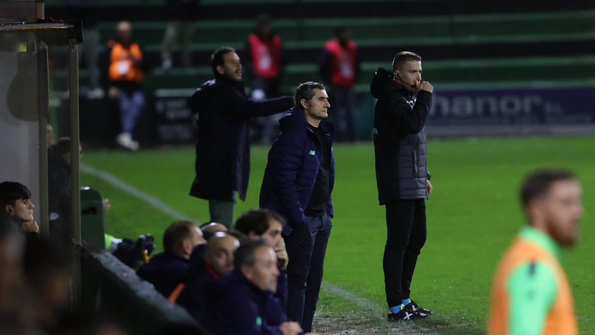 Ernesto Valverde observa atento un lance del juego.