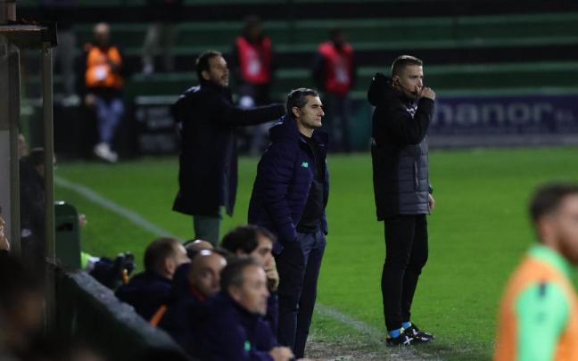 Ernesto Valverde observa atento un lance del juego.