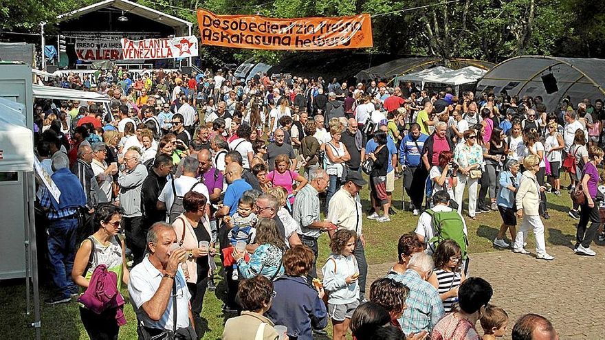 Cientos de personas disfrutan del Día de Arrate en las campas del mismo nombre antes de la pandemia.