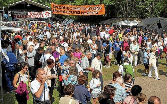 Cientos de personas disfrutan del Día de Arrate en las campas del mismo nombre antes de la pandemia. Cientos de personas disfrutan del Día de Arrate en las campas del mismo nombre antes de la pandemia.