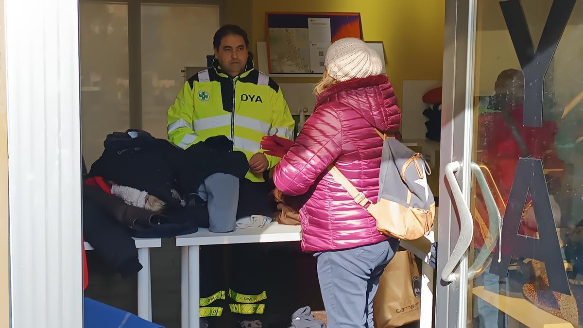 Los miembros de la DYA han recogido todas las prendas de ropa donadas por los vecinos