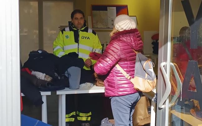 Los miembros de la DYA han recogido todas las prendas de ropa donadas por los vecinos