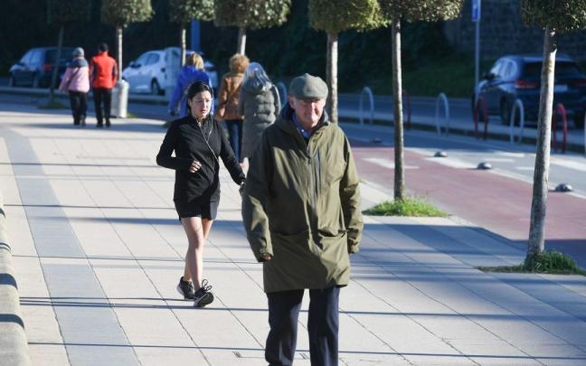 Gizon bat paseoan eguraldi ona aprobetxatuz