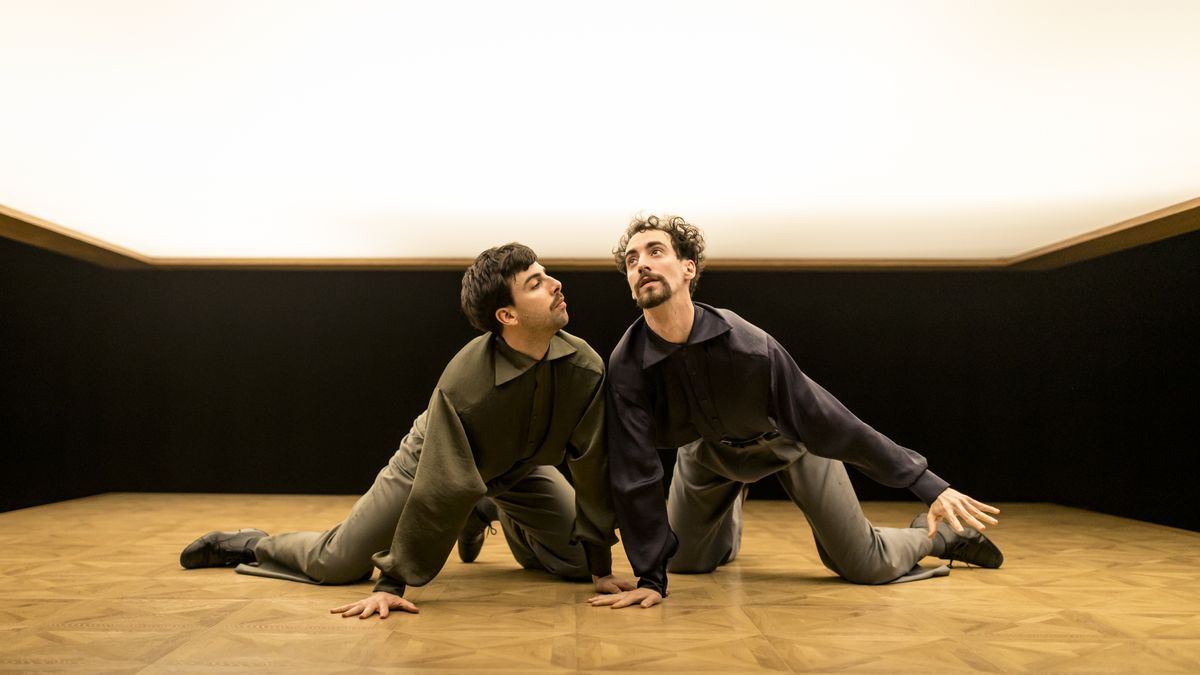 Los bailarines Martxel Rodríguez (izquierda) y Jon López (derecha) de Led Silhouette interpretan su última pieza de danza, ‘Los perros’.