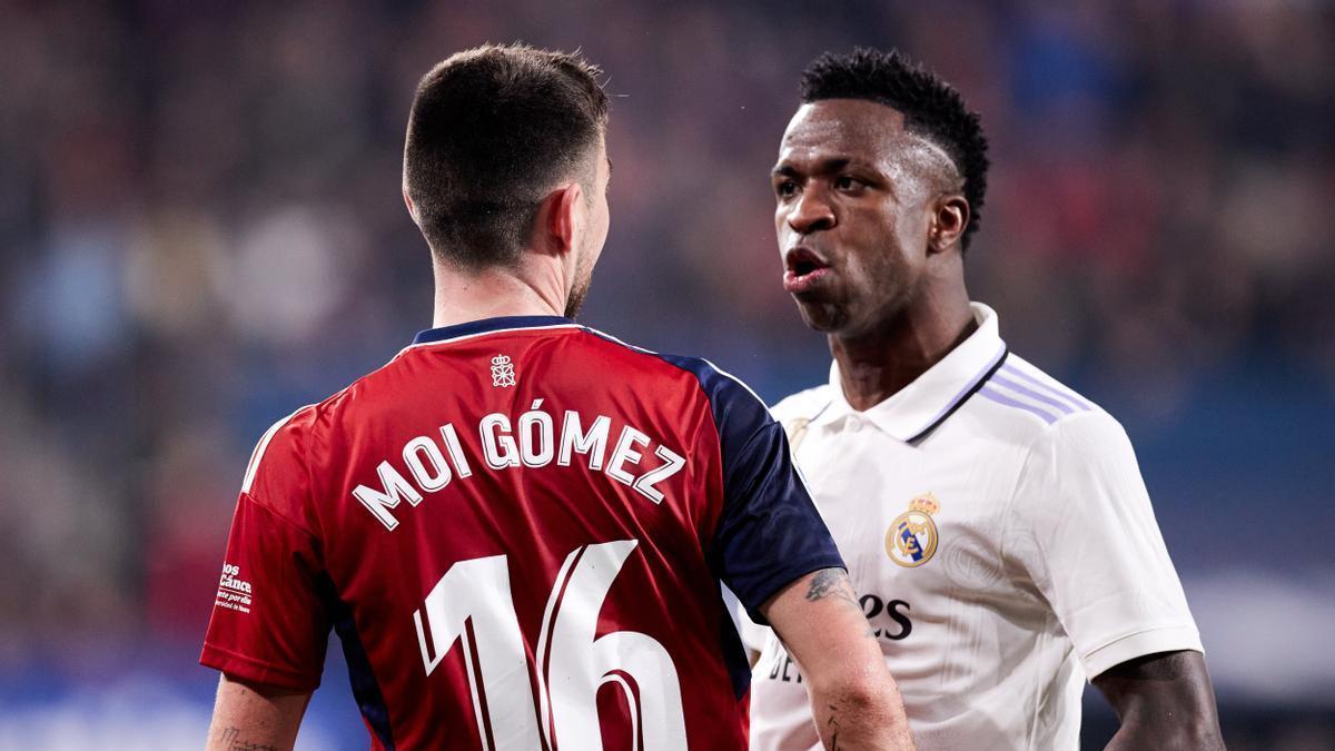 Vinícius se encara con Moi Gómez tras recriminarle el futbolista de Osasuna la segunda falta casi consecutiva que le hizo el brasileño en la primera parte.