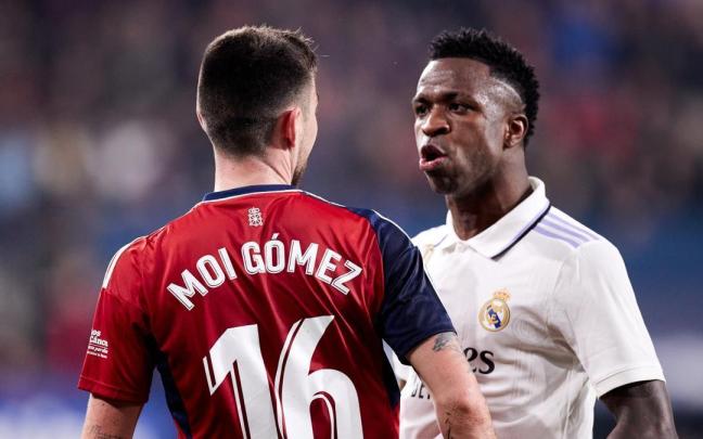Vinícius se encara con Moi Gómez tras recriminarle el futbolista de Osasuna la segunda falta casi consecutiva que le hizo el brasileño en la primera parte. Vinícius se encara con Moi Gómez tras recriminarle el futbolista de Osasuna la segunda falta casi consecutiva que le hizo el brasileño en la primera parte.