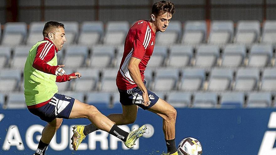Rubén Peña, baja para dos partidos, junto a Aimar Oroz, en el entrenamiento de ayer.