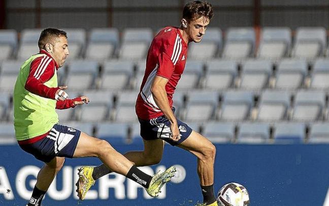 Rubén Peña, baja para dos partidos, junto a Aimar Oroz, en el entrenamiento de ayer.