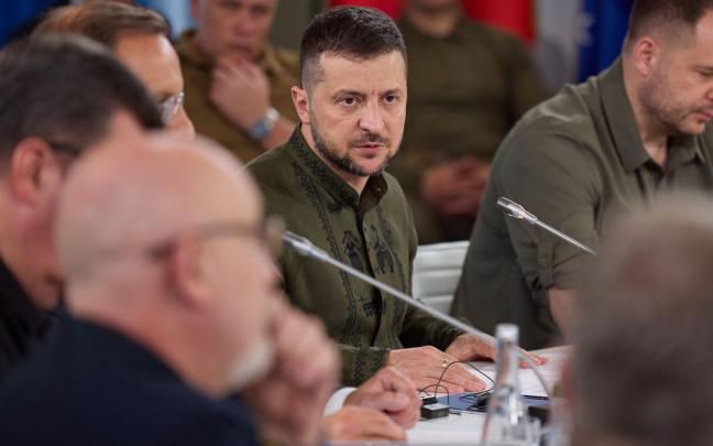 Volodimir Zelenski (c), presidente de Ucrania.