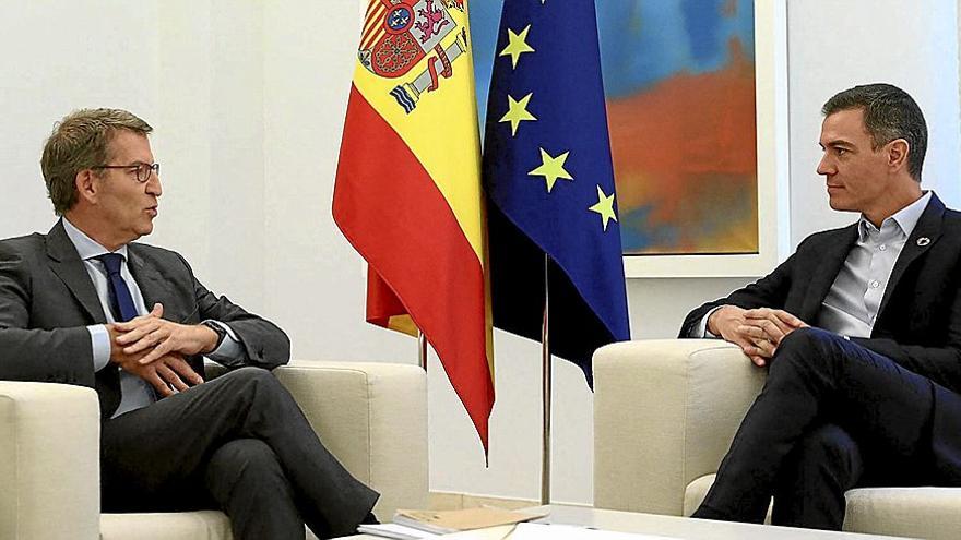 El presidente del Gobierno español y el líder del PP, durante la reunión que mantuvieron ayer por la mañana en La Moncloa.