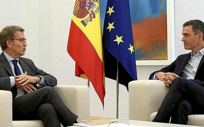 El presidente del Gobierno español y el líder del PP, durante la reunión que mantuvieron ayer por la mañana en La Moncloa. El presidente del Gobierno español y el líder del PP, durante la reunión que mantuvieron ayer por la mañana en La Moncloa.