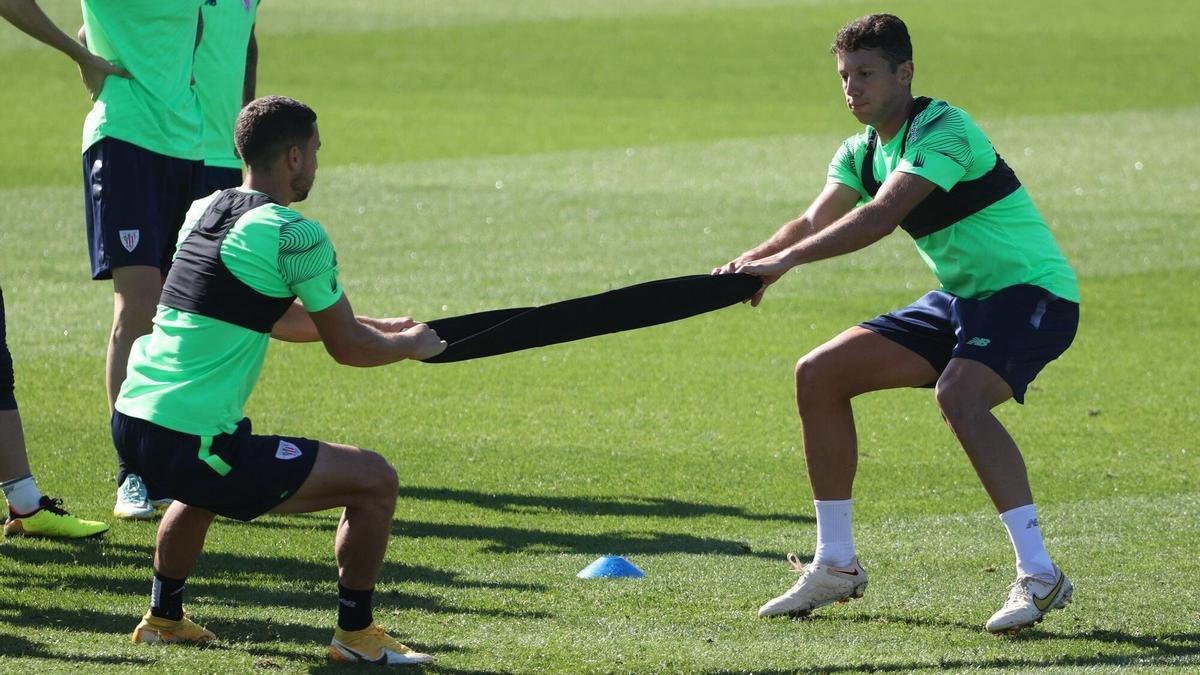 De Marcos y Vesga, listos para la visita del Almería, realizan un ejercicio de fuerza en un entrenamiento en Lezama.