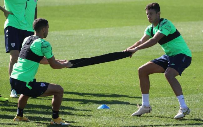 De Marcos y Vesga, listos para la visita del Almería, realizan un ejercicio de fuerza en un entrenamiento en Lezama. De Marcos y Vesga, listos para la visita del Almería, realizan un ejercicio de fuerza en un entrenamiento en Lezama.