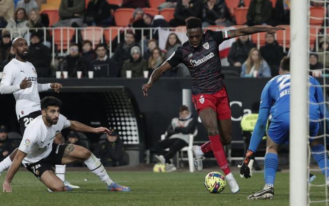 Iñaki Williams, que jugó la media hora final, intenta superar a Mamardashvili. Iñaki Williams, que jugó la media hora final, intenta superar a Mamardashvili.