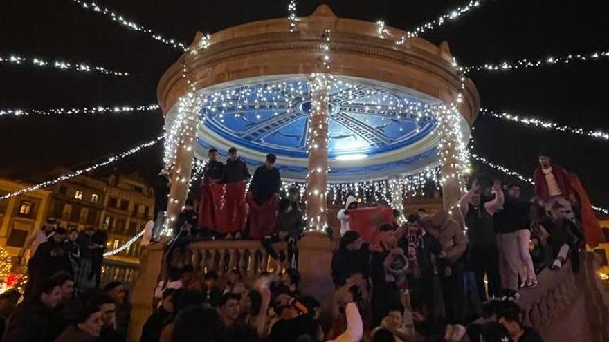 Marroquíes celebran en la Plaza del Castillo el triunfo de su selección (IV)