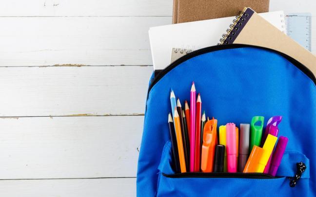 Mochila con material escolar.