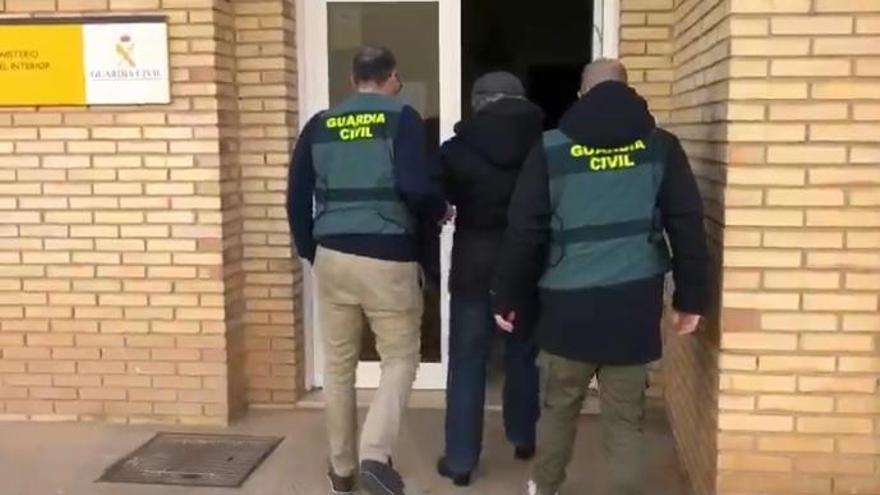 Agentes de Guardia Civil de Navarra con el detenido.