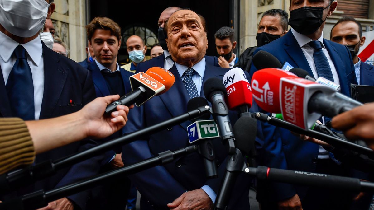 Silvio Berlusconi (c), líder del partido político Forza Italia.