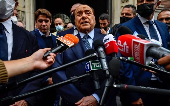 Silvio Berlusconi (c), líder del partido político Forza Italia. Silvio Berlusconi (c), líder del partido político Forza Italia.