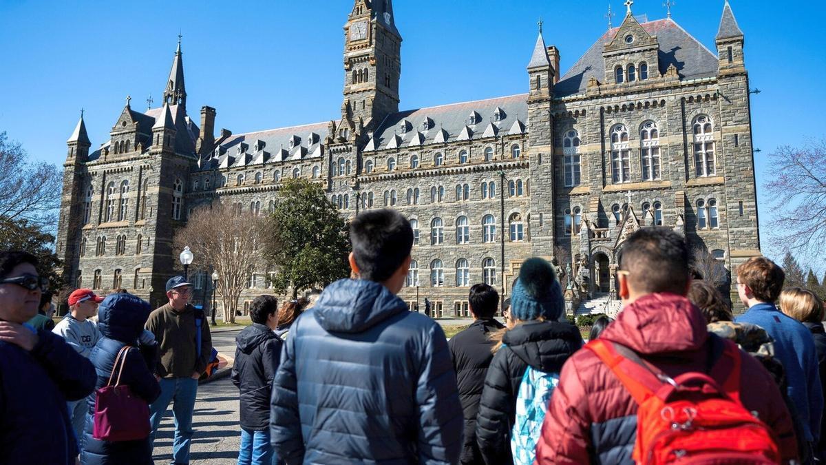 Vista exterior del edificio Healy Hall en el campus de la Georgetown University de Washington D. C.