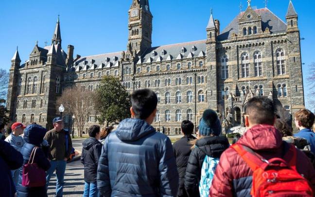 Vista exterior del edificio Healy Hall en el campus de la Georgetown University de Washington D. C.