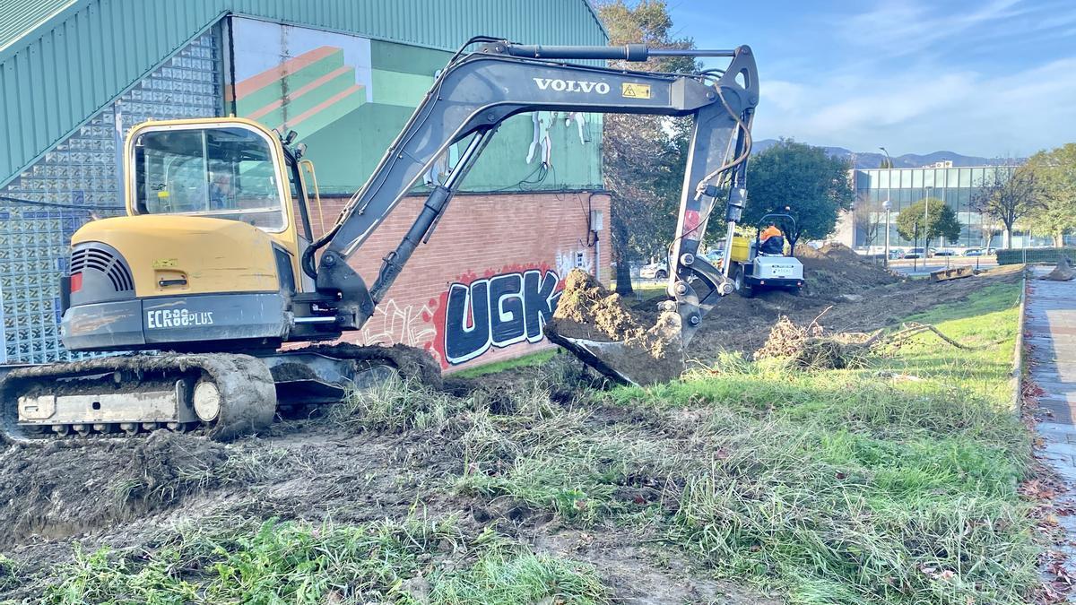 Las máquinas trabajan ya sobre el terreno para realizar el acceso peatonal.