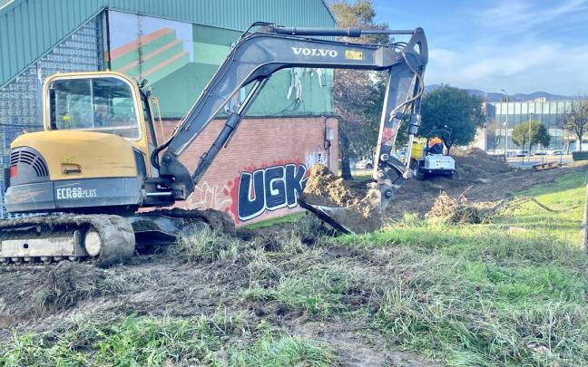 Las máquinas trabajan ya sobre el terreno para realizar el acceso peatonal. Las máquinas trabajan ya sobre el terreno para realizar el acceso peatonal.