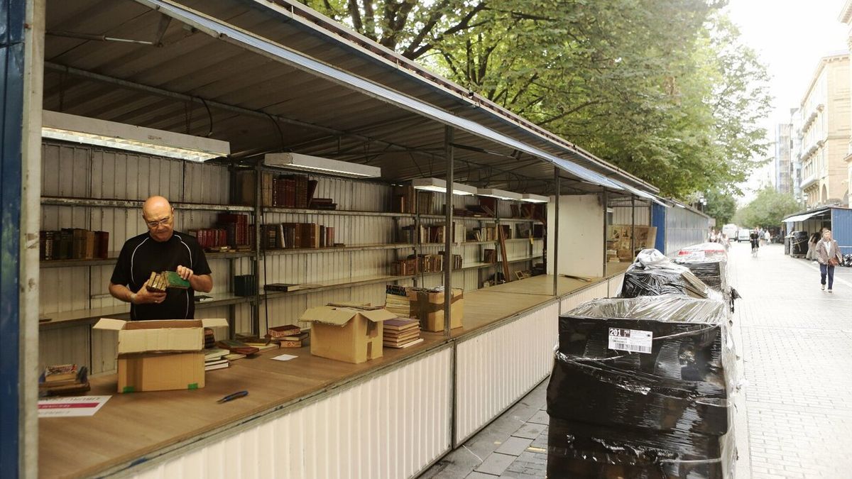 Los estand de libros antiguos de la plaza Gipuzkoa se preparan para la feria.